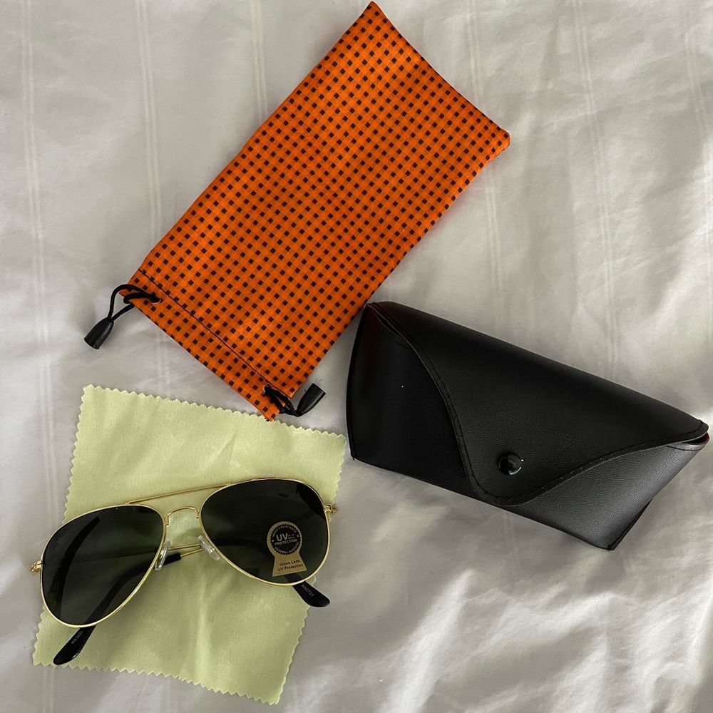 Sunglasess AVIATOR CLASSIC,
New with tag